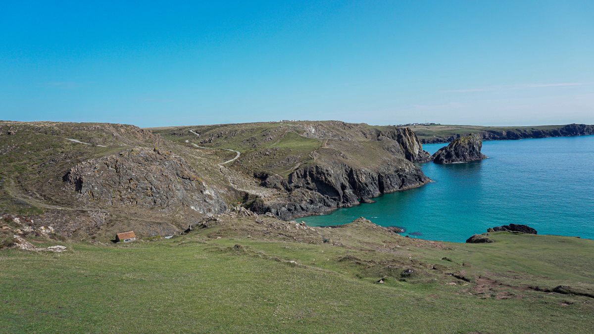 Turquoise water and cliffs at Kynance Cove