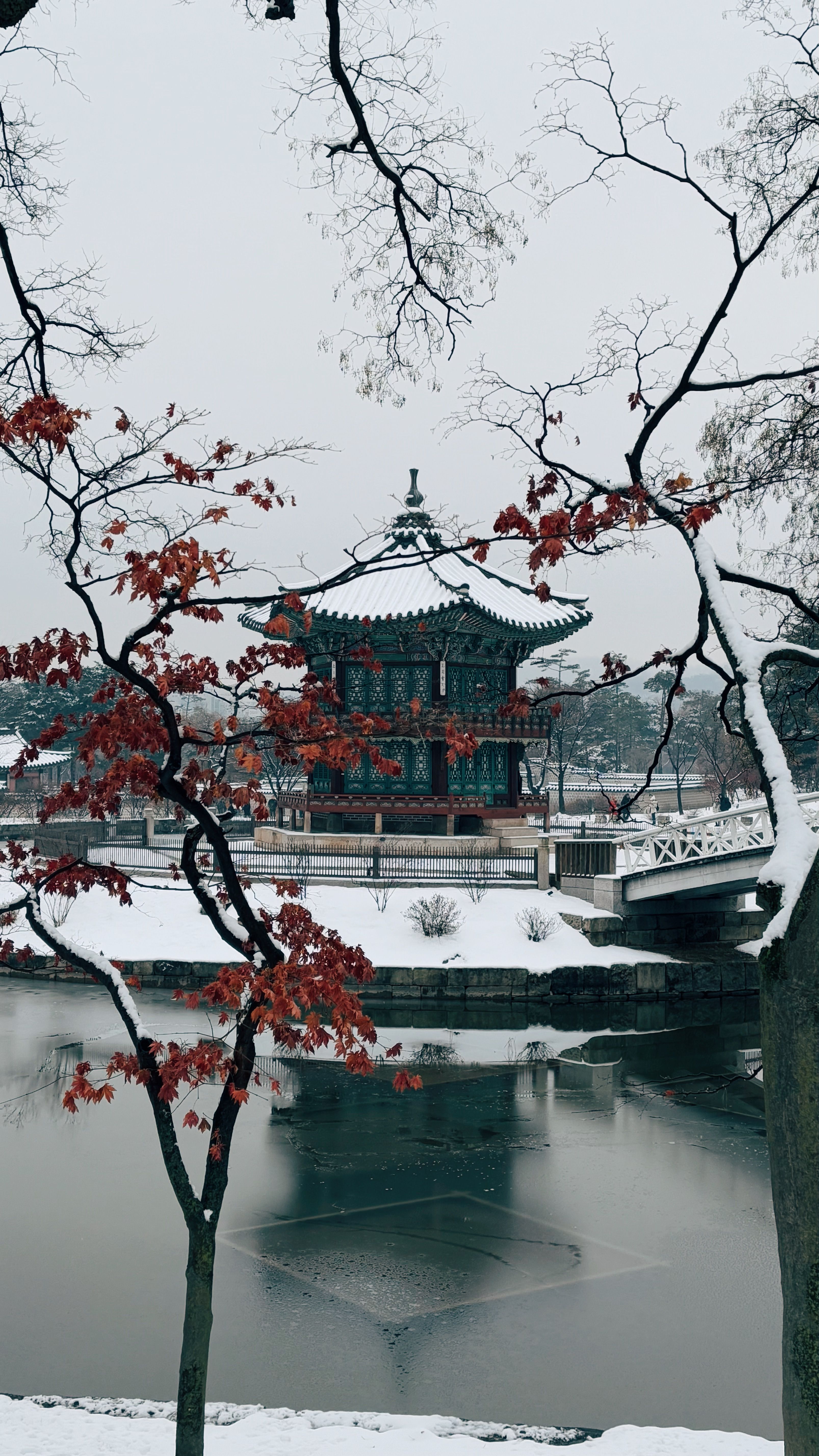 Gyeongbokgung bersalju yang membutuhkan layering sesuai tips packing liburan Korea Selatan saat winter