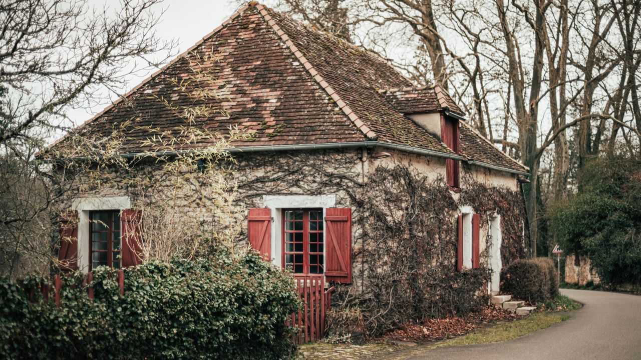 Maison de campagne en pierre dans un village français, typiquement non éligible à la fibre optique, où une box 5G apporte le très haut débit