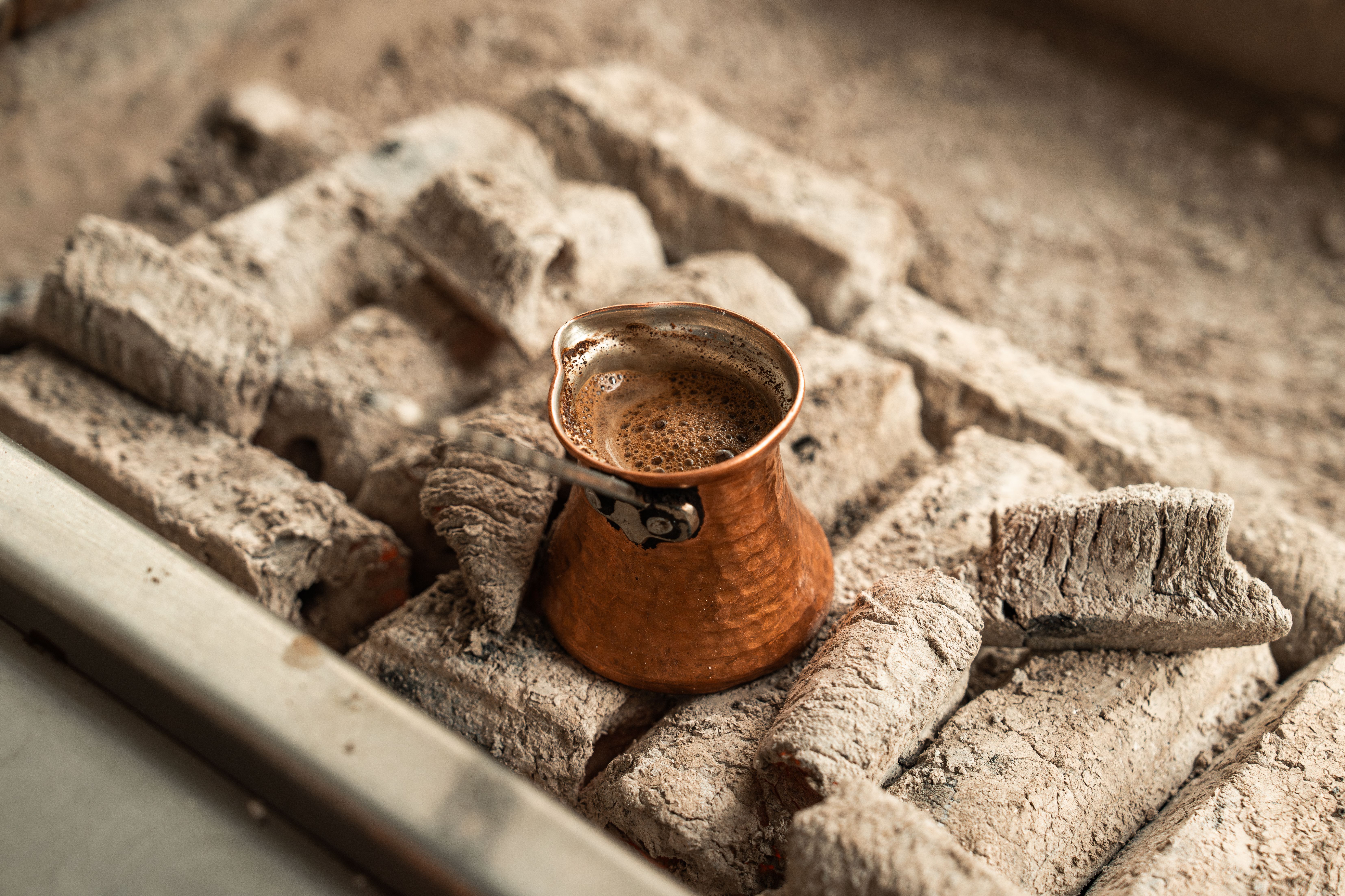 Préparation Traditionnelle Du Café Turc Dans Une Cafetière En Cuivre ...