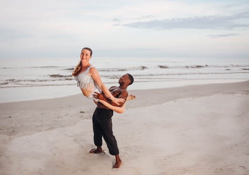 Mężczyzna I Kobieta Tańczą Na Brzegu Morza