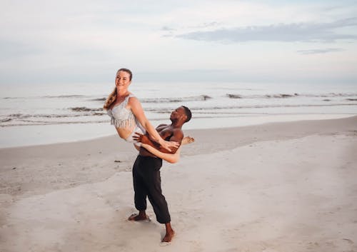 Hombre Y Mujer Bailando En La Orilla Del Mar