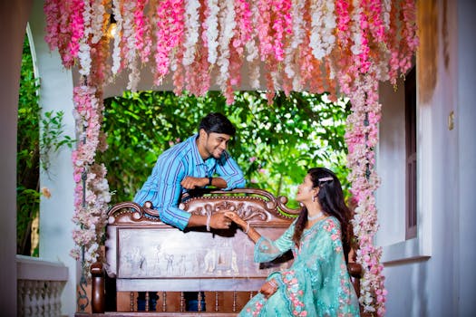 Un momento romantico prima delle nozze immortalato tra decorazioni floreali a Chennai.