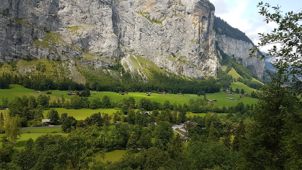 Valea Lauterbrunnen cu pereți stâncoși și cascadă, Elveția