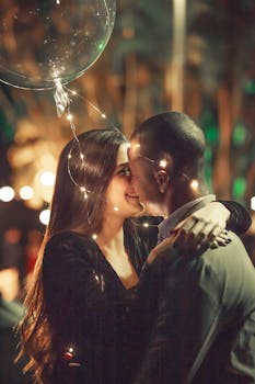 情侣在户外分享浪漫时刻，周围灯光闪烁