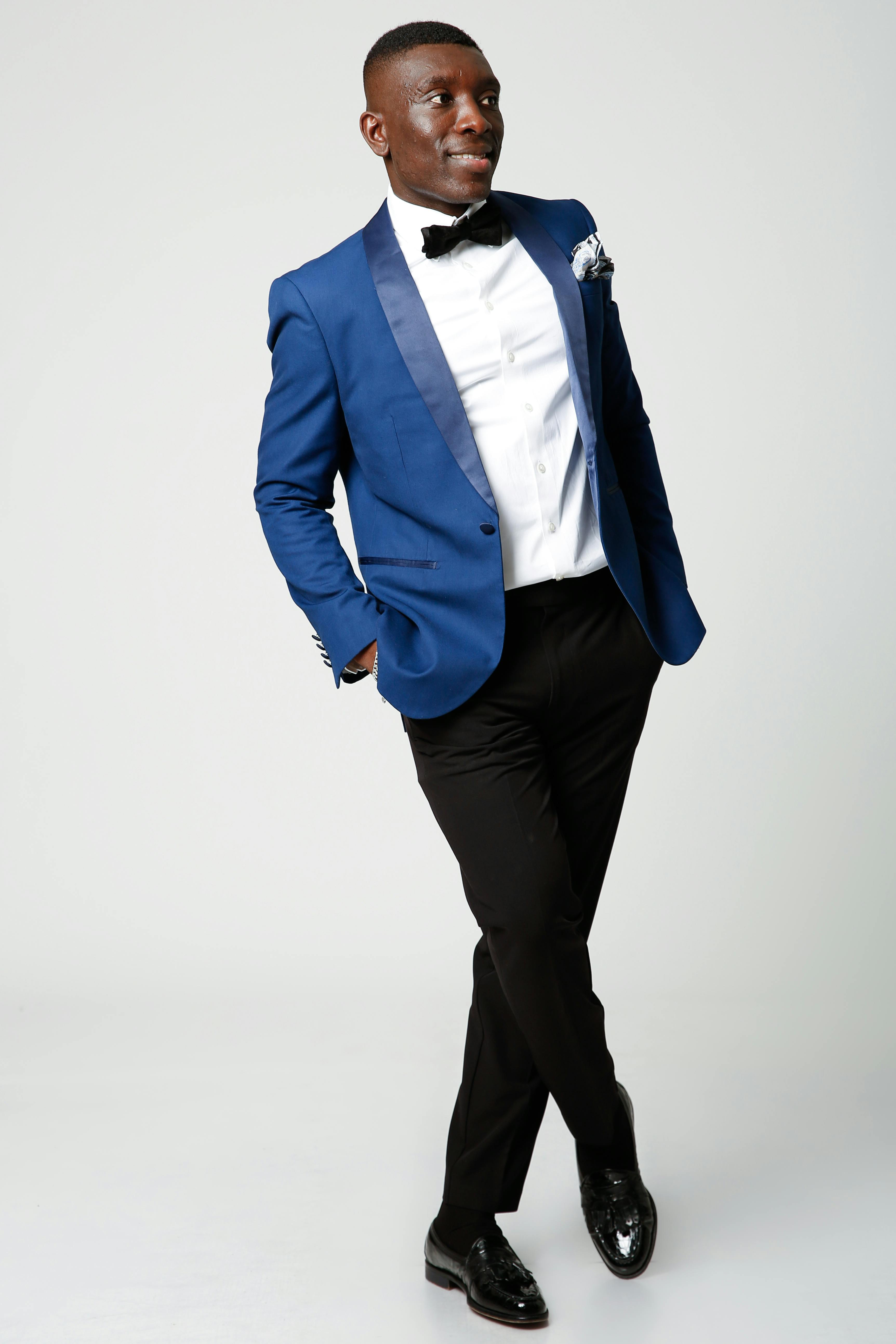 Gratis Retrato elegante de un modelo masculino adulto con un esmoquin azul clásico y pajarita. Foto de stock