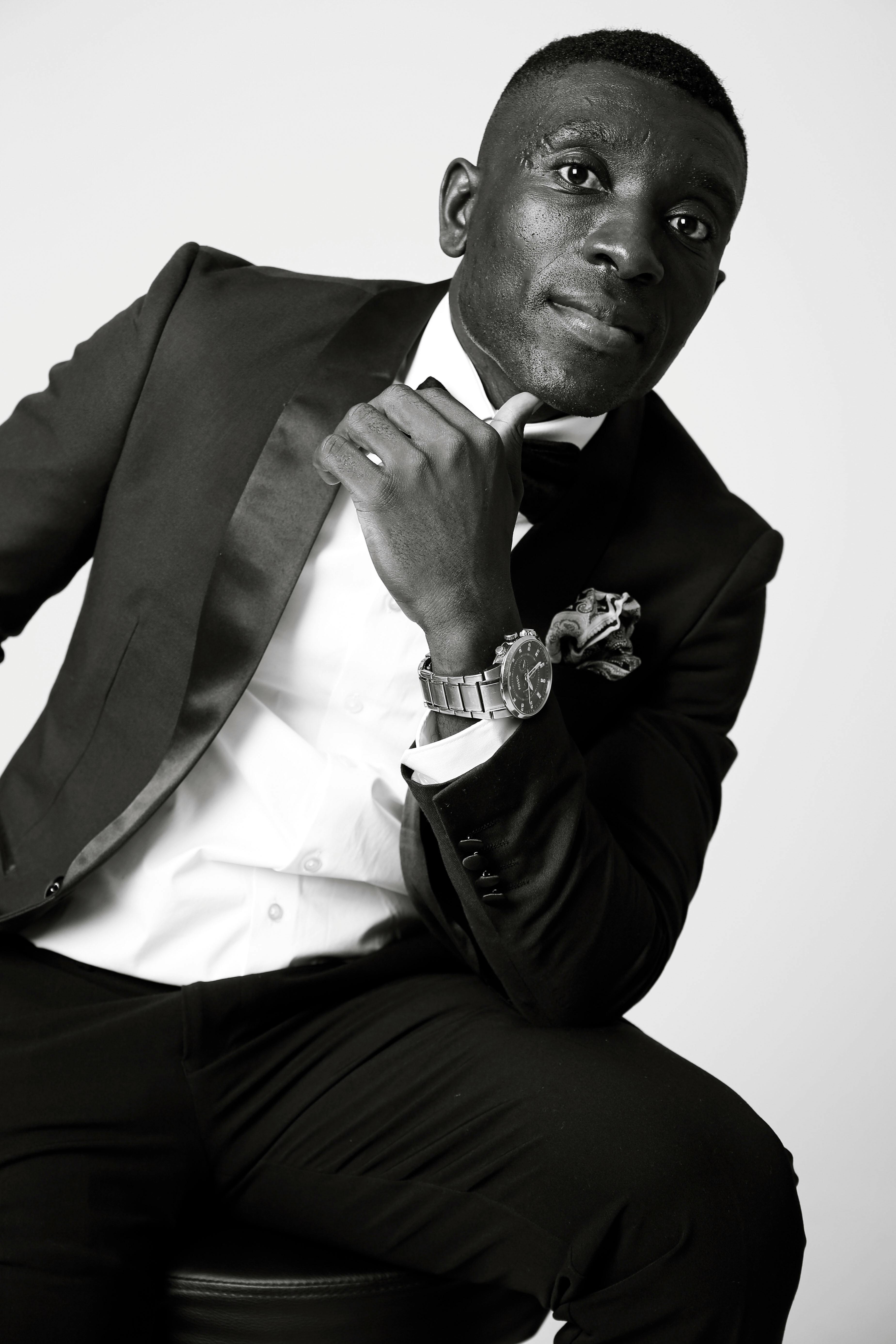 bezplatná Elegantní Portrét Modelky Ve Smokingu Základová fotografie