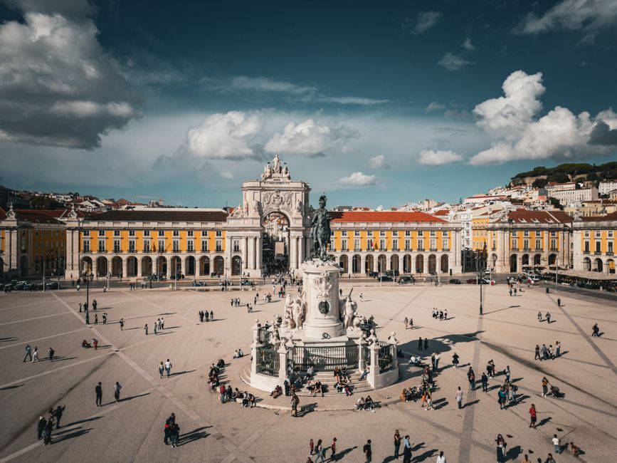 Stunning aerial view of Praça do Comércio in Lisbon, Portugal showcasing its architecture and vibrant atmosphere. — Terreiro, Portugal.