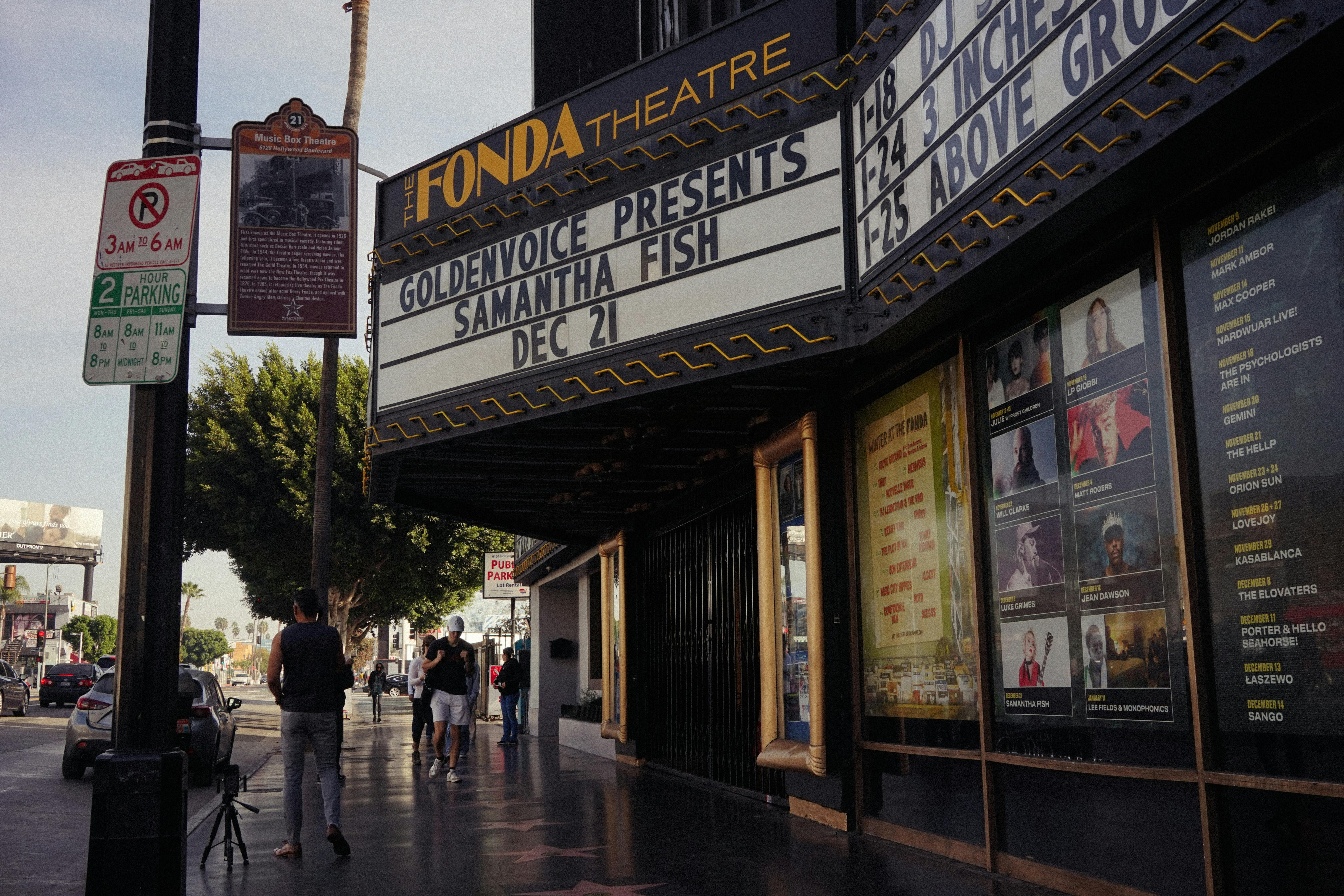 Bezpłatne Zewnętrzna część teatru Fonda w Los Angeles z tablicą informującą o nadchodzących pokazach. Zdjęcie z galerii