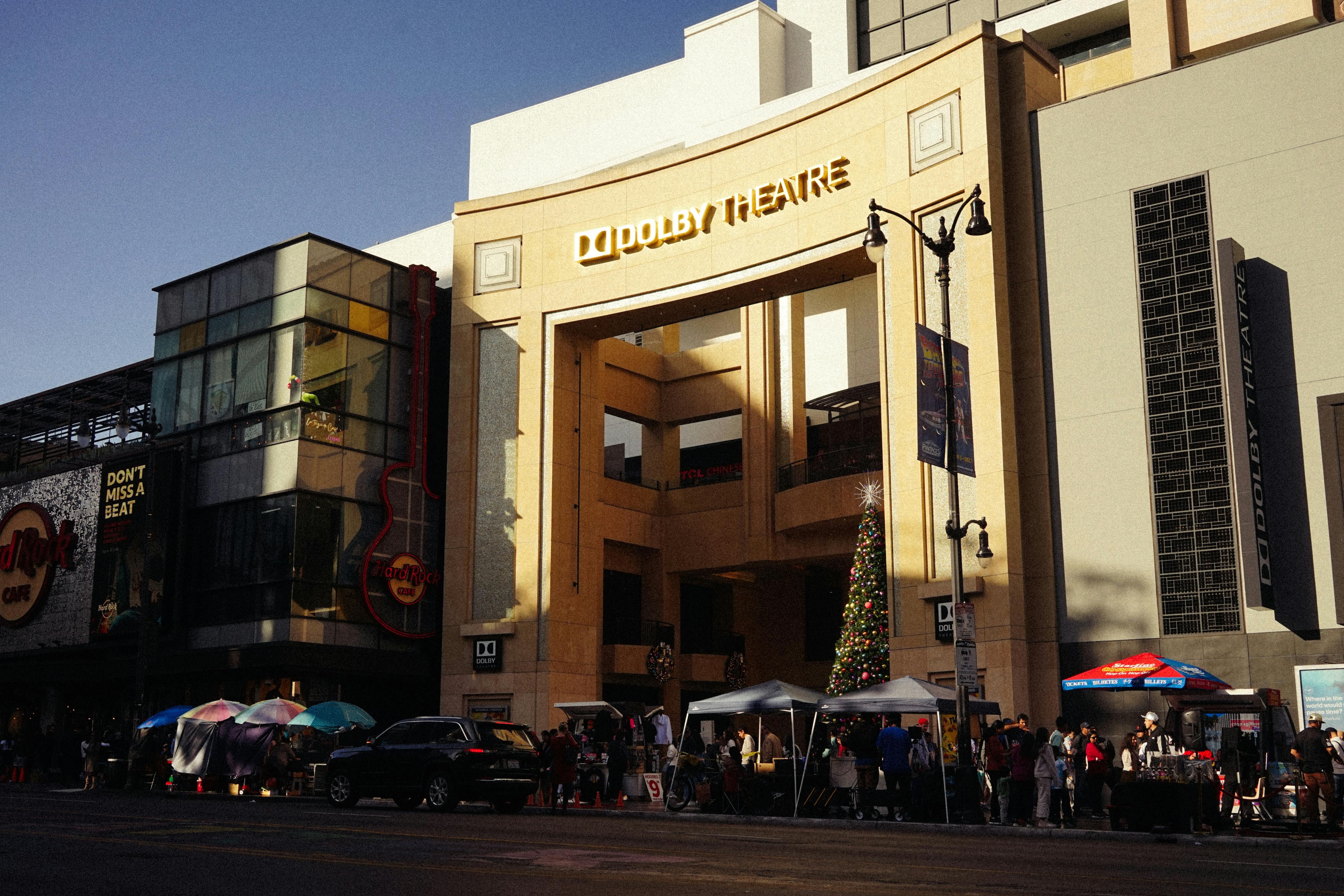 ฟรี ฉากที่มีชีวิตชีวาบริเวณด้านนอกโรงละคร Dolby Theatre อันเป็นสัญลักษณ์แห่งฮอลลีวูด ซึ่งมีฝูงชนพลุกพล่านและการตกแต่งที่รื่นเริง คลังภาพถ่าย