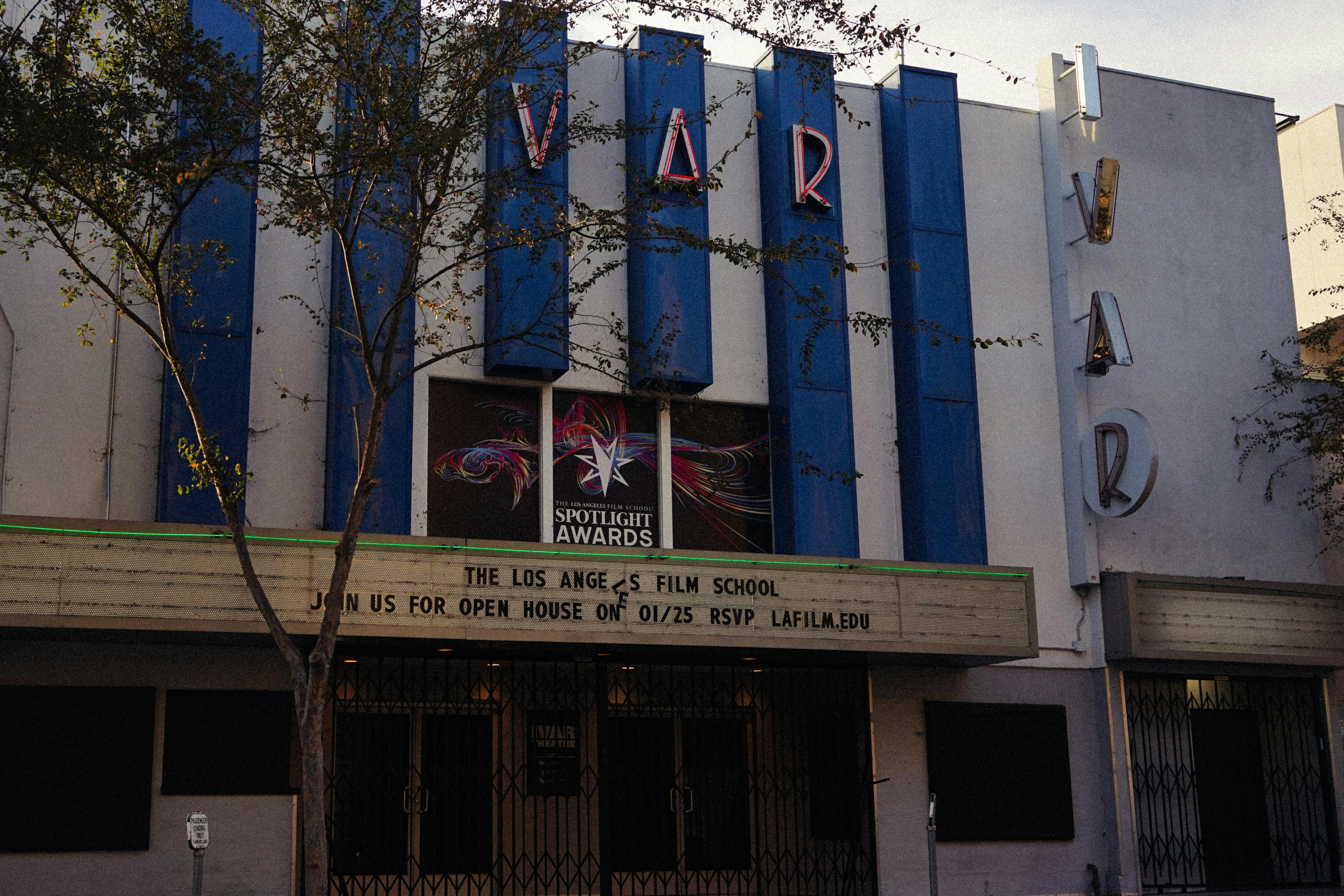 Gratis Retro teaterfasade med filmskoleskilt i Los Angeles. Arkivbilde