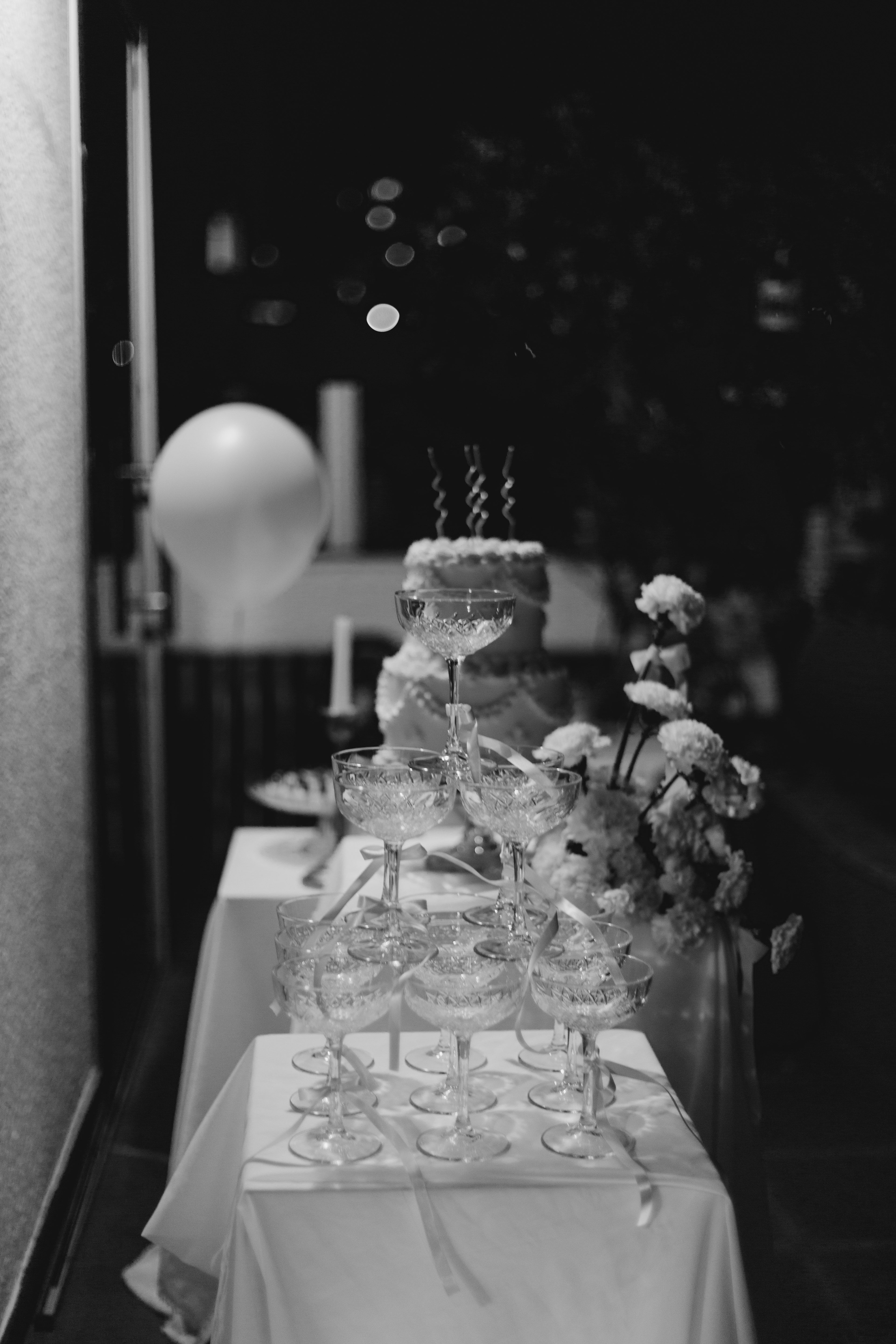 Elegant Black and White Celebration Setup · Free Stock Photo