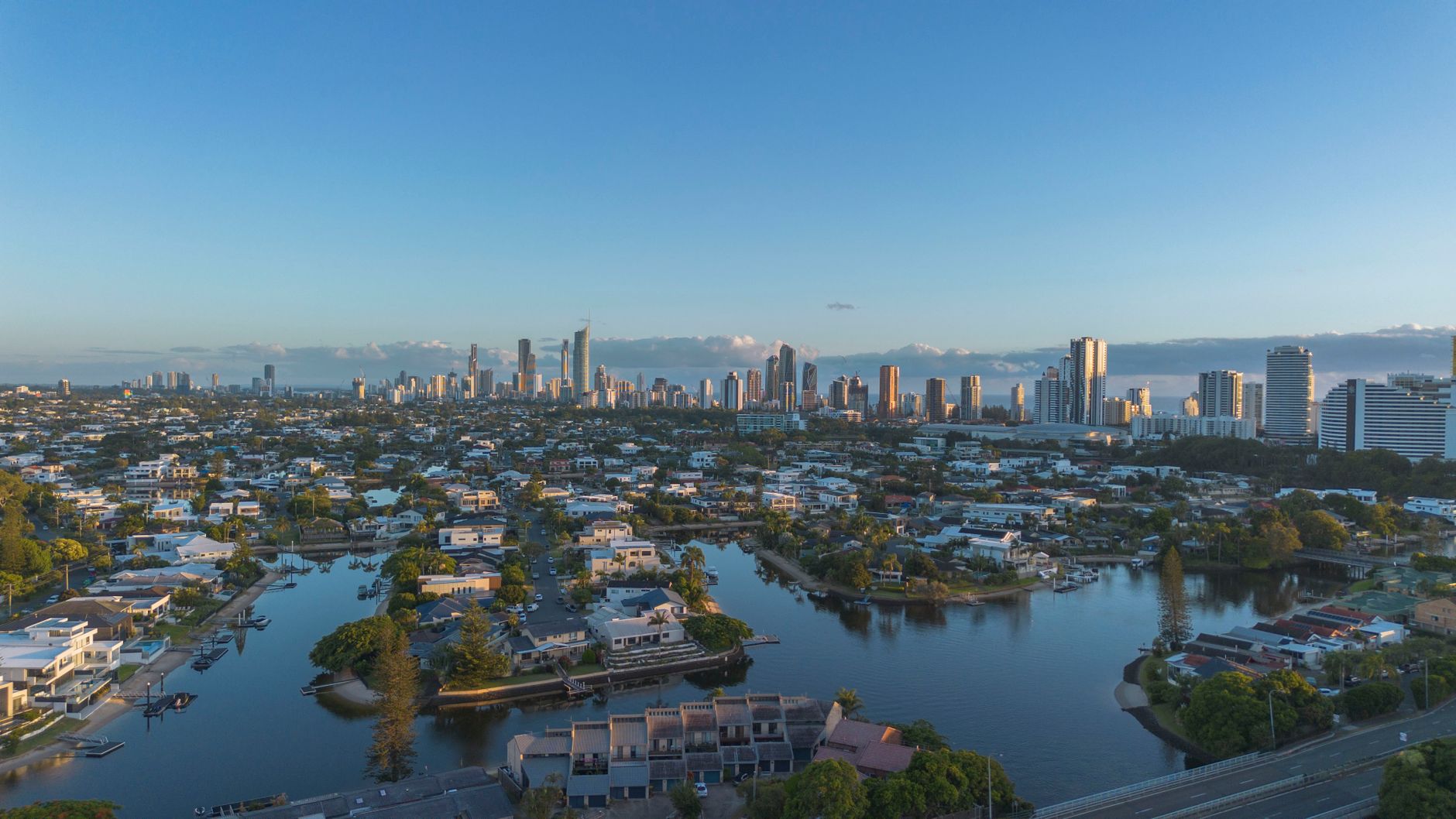 Spettacolare ripresa aerea 4K dello skyline della Gold Coast nel Queensland, Australia al tramonto.