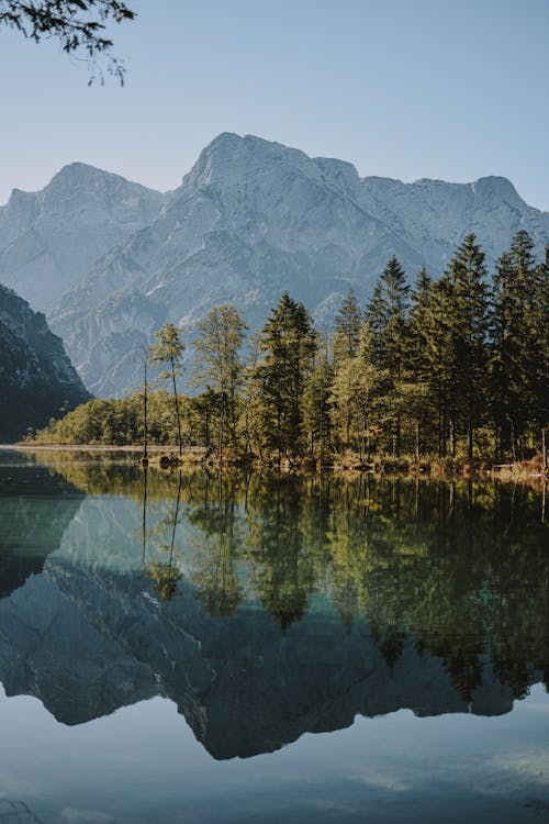 Foto Escénica Del Lago Al Otro Lado De La Montaña