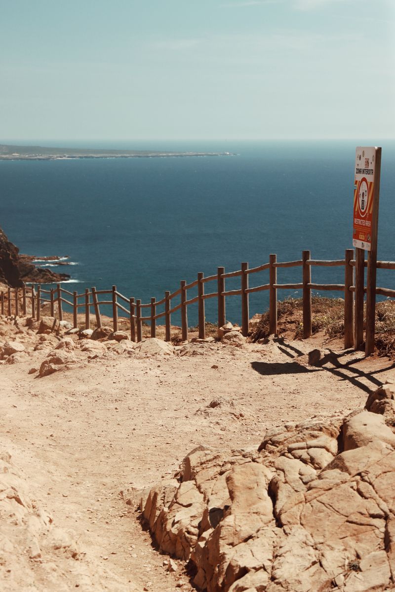 Küstenwanderweg mit Blick auf Meer und Klippen