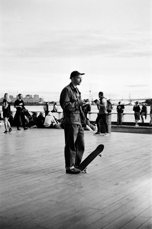 스케이트 보드에 스테핑 모자에있는 남자