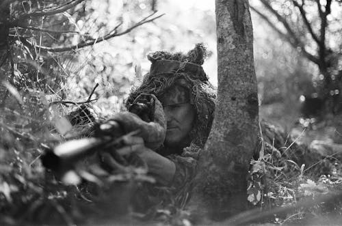 Фотография снайпера в оттенках серого