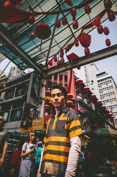 在充满活力的城市街头时尚场景中，模特摆出姿势