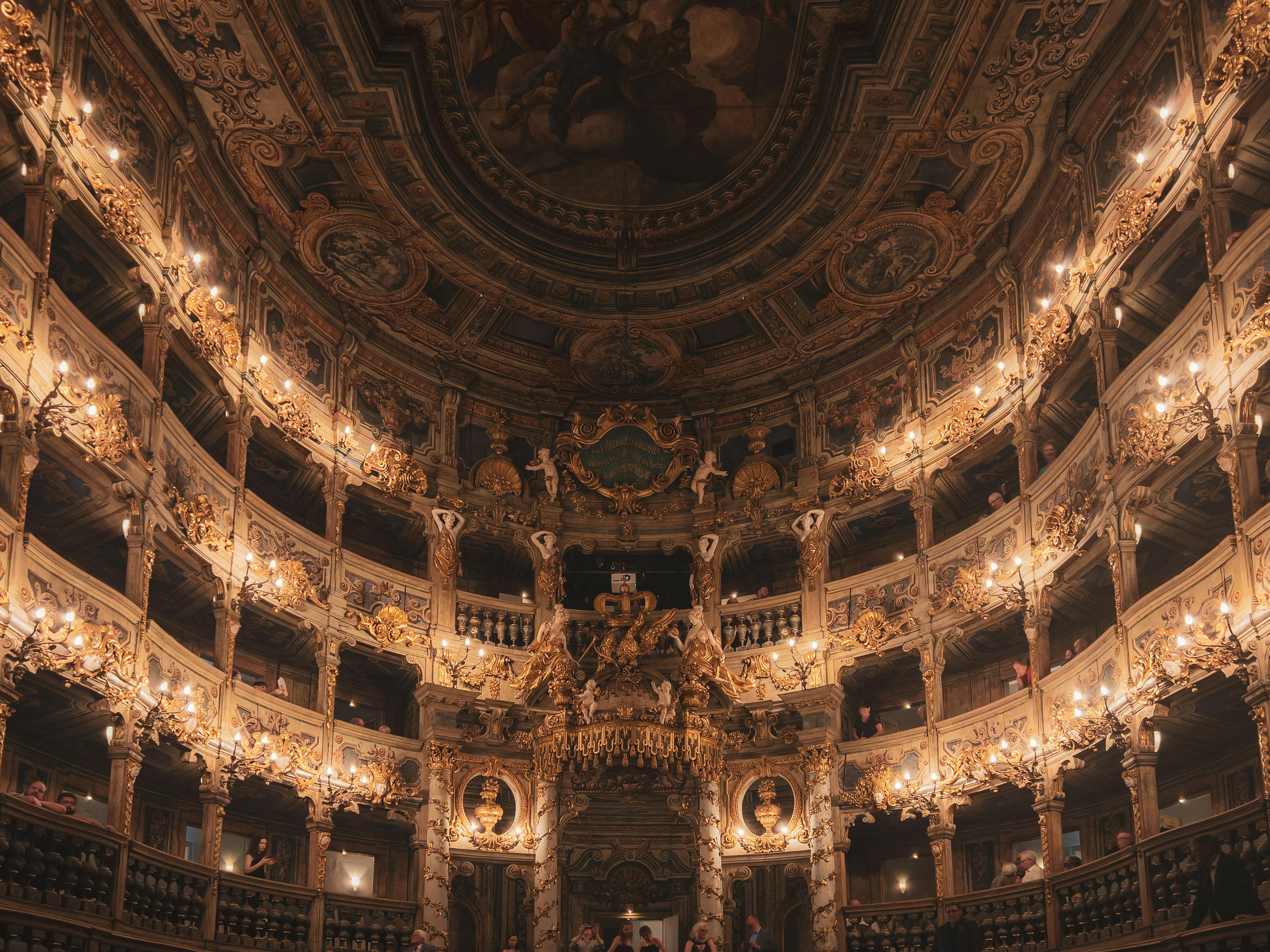 Gratuit Magnifique intérieur de l'opéra de Bayreuth, présentant une architecture baroque. Photos