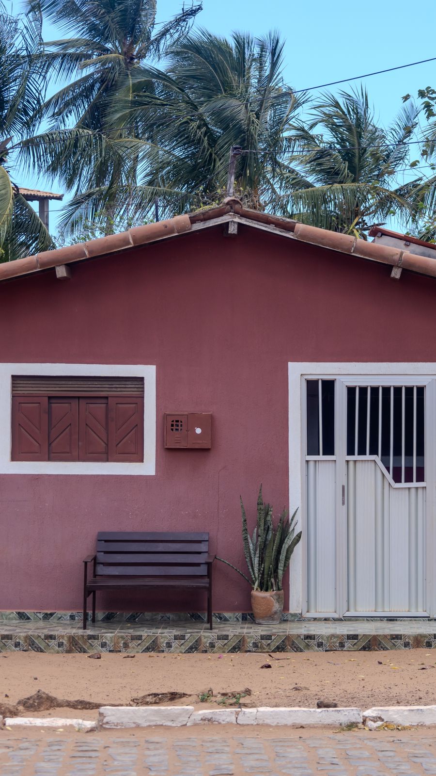 Casa popular brasileira nova com telhado de telhas cerâmicas