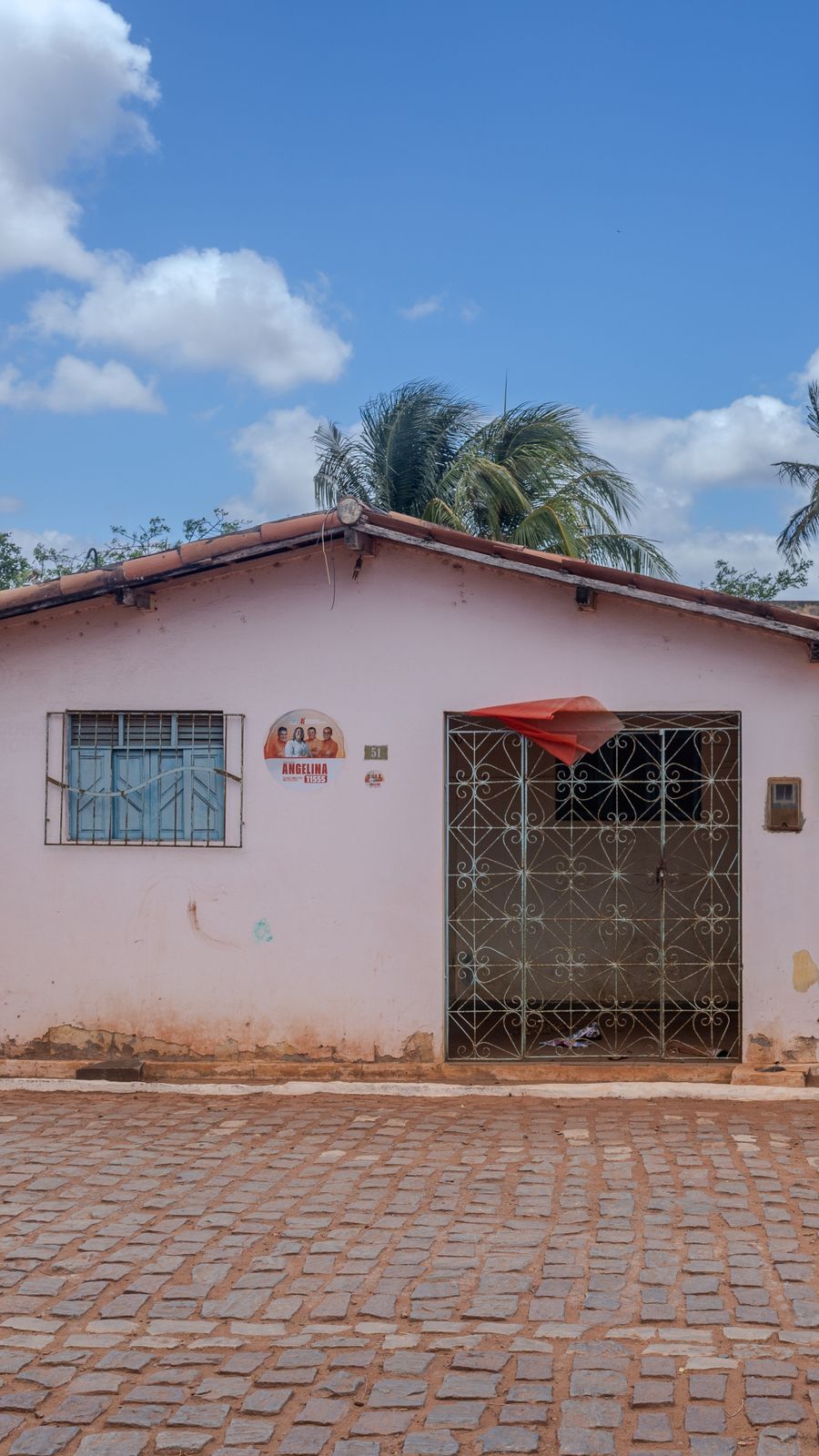 Casa térrea branca com telhado de telhas cerâmicas