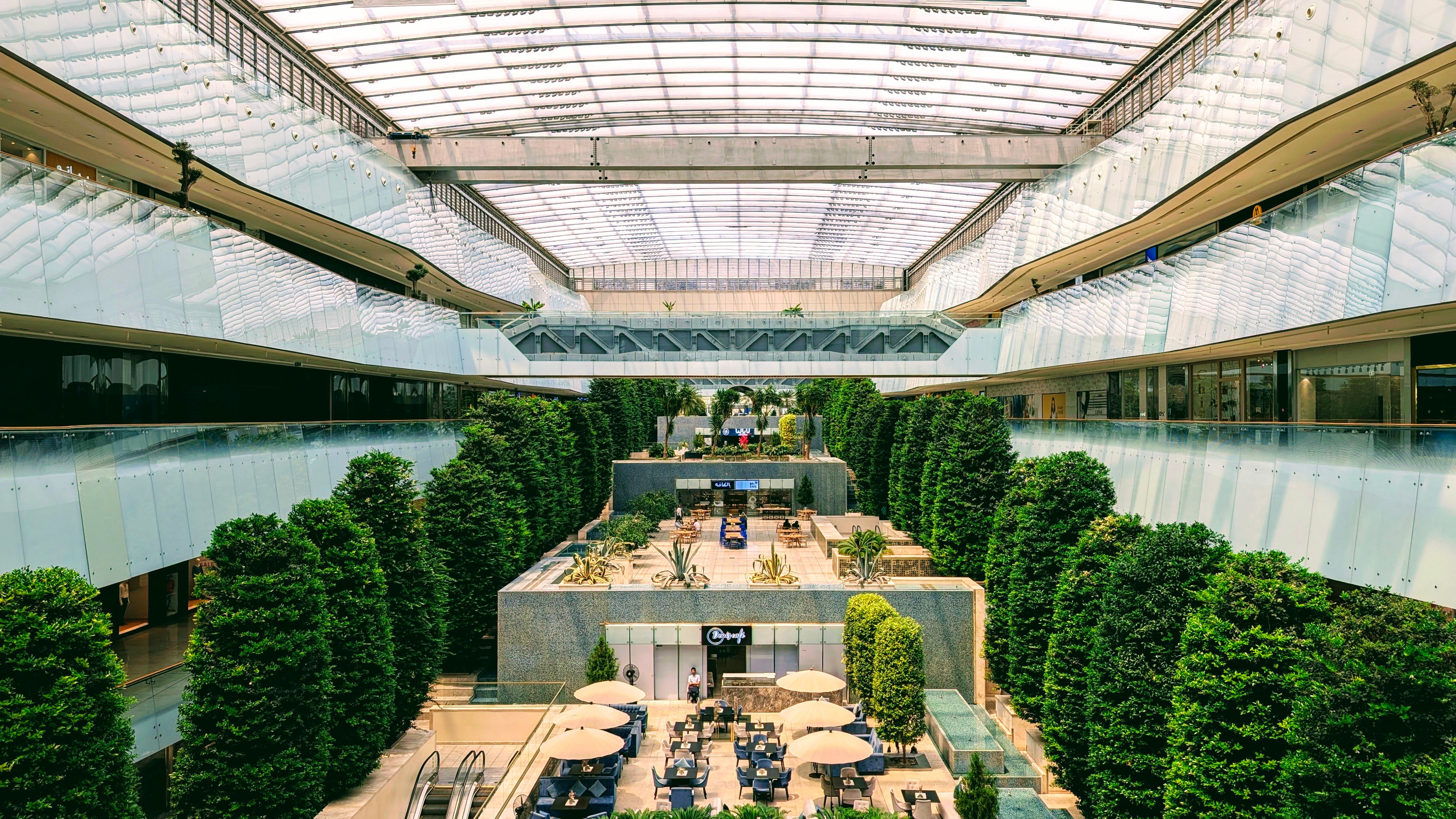 Interior De Un Moderno Centro Comercial Con Un Diseño Elegante · Foto ...