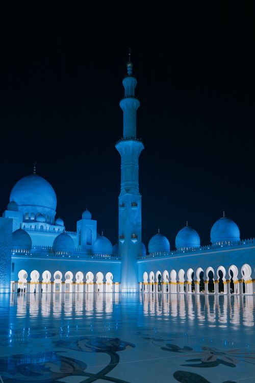 Free Majestic view of Sheikh Zayed Mosque under blue night lights in Abu Dhabi. Stock Photo