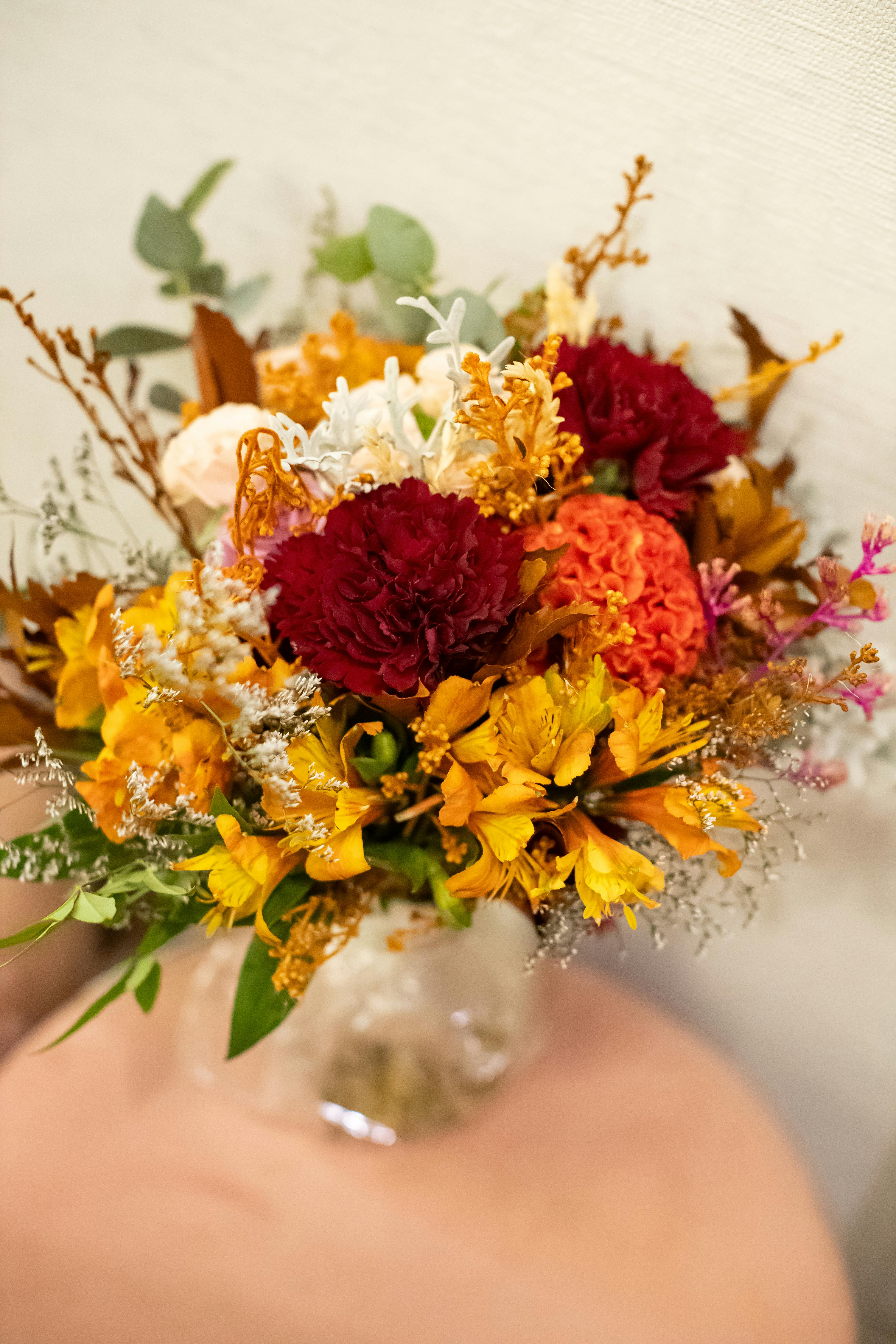 [ColoSach]-bright-and-colorful-autumn-bouquet-with-red,-orange,-and-yellow-flowers-in-a-glass-vase.