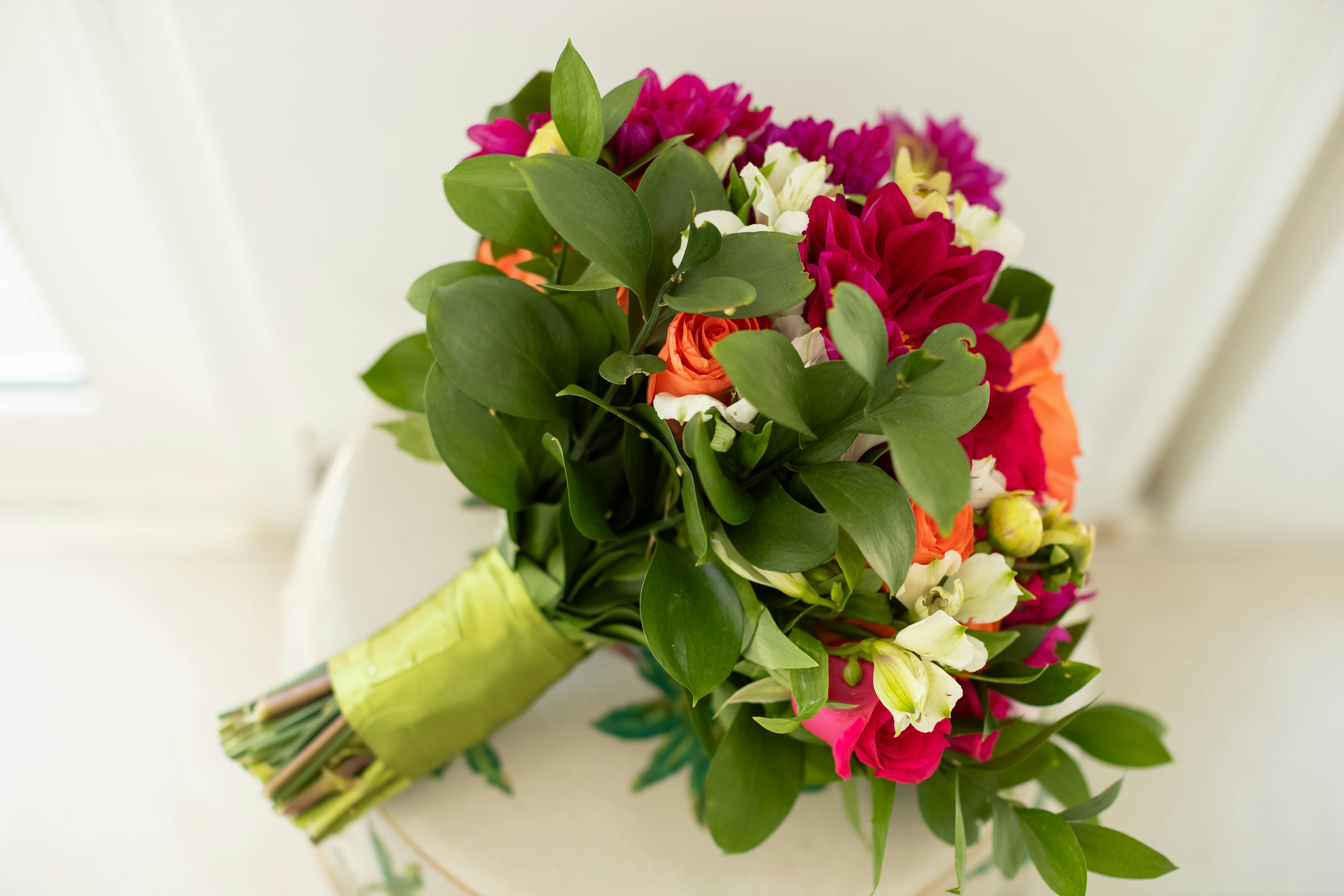 [ColoSach]-a-colorful-bouquet-featuring-roses,-dahlias,-and-assorted-greenery-in-a-natural-setting.