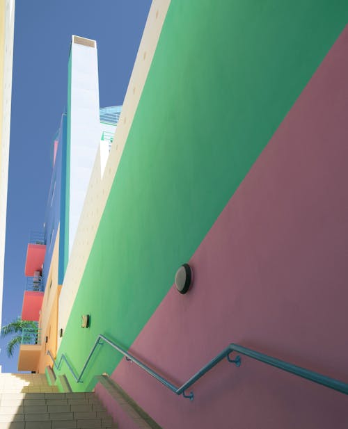 Разноцветная стена здания
