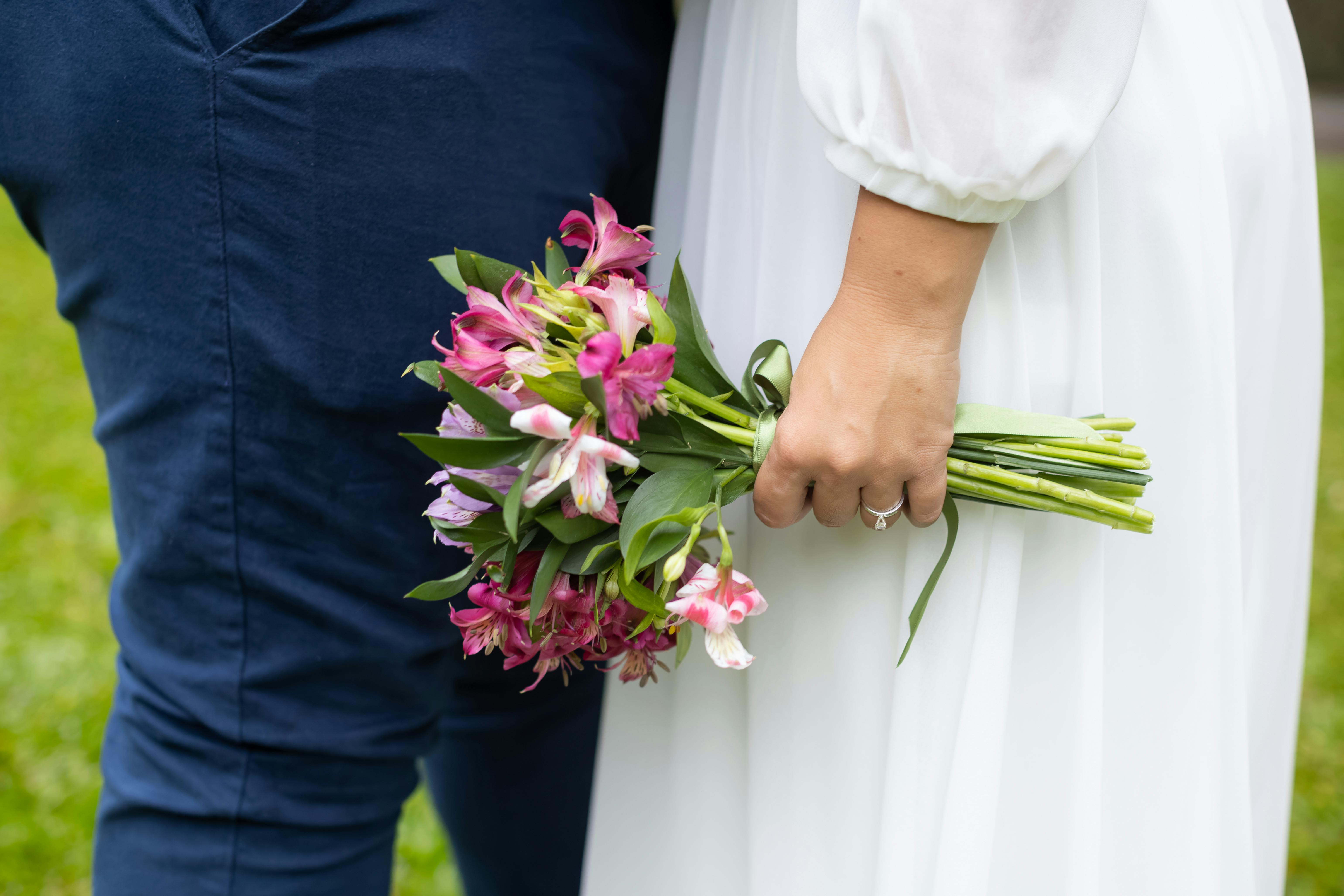 beyaz güller ve lavanta ile hazırlanmış romantik gelin buketi, rustik kurdele detayı, doğal ışık altında çekilmiş profesyonel düğün fotoğrafı
