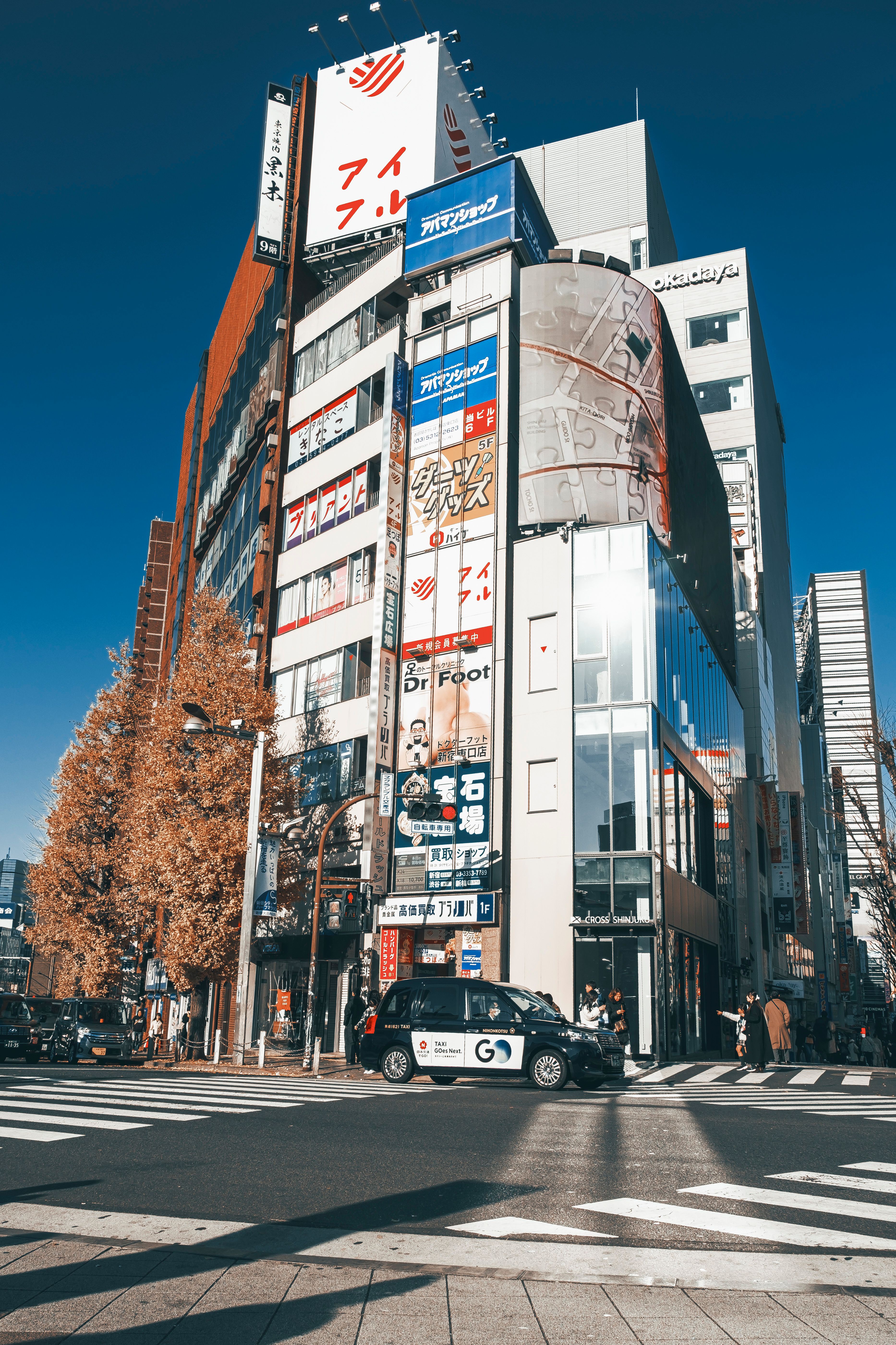 Urban Street Scene with Busy Architecture · Free Stock Photo