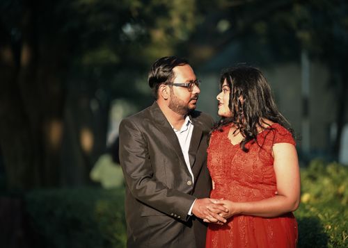 Free Captivating pre-wedding moment captured outdoors in Kolkata with a couple embracing. Stock Photo