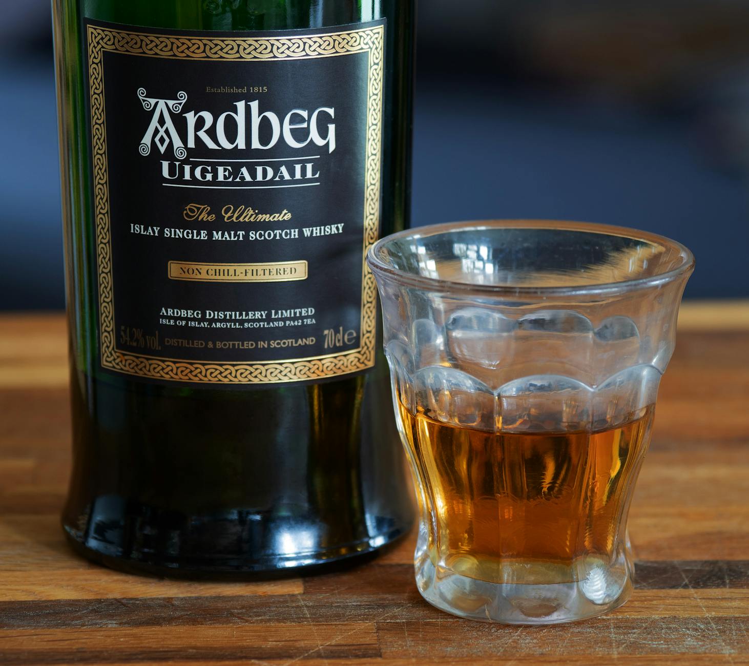 https://www.pexels.com/photo/ardbeg-uigeadail-single-malt-whisky-close-up-30162470/