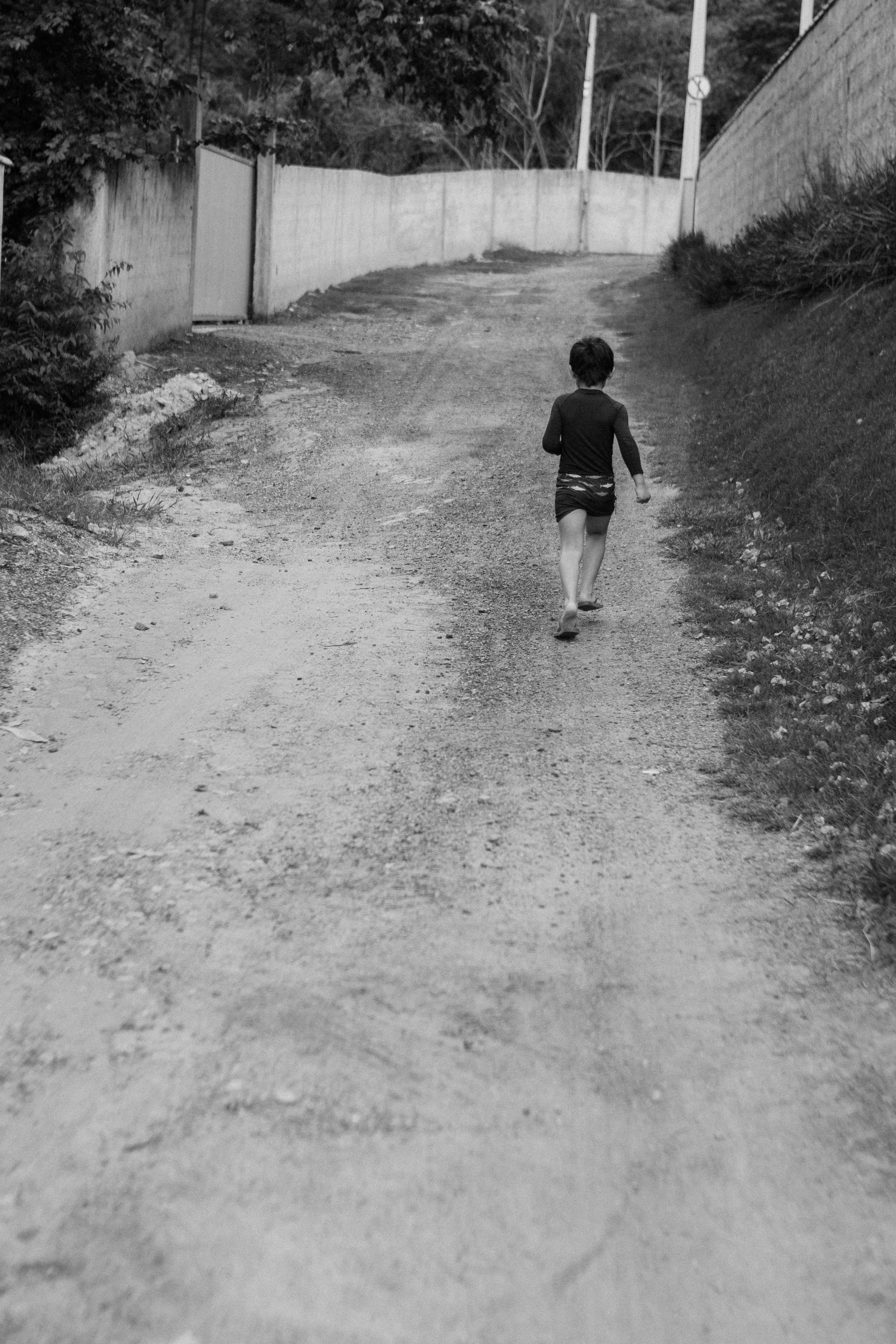 Un garçon de 6 ans échappe à un massacre en se cachant sous un lit dans un appartement de luxe