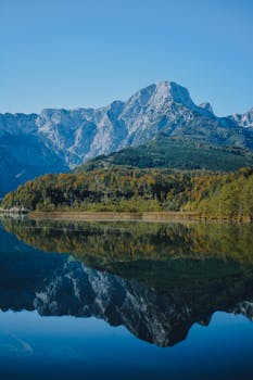 平静的湖面倒映着秋日山间的宁静，捕捉到大自然的静谧