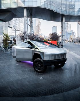Futuristisches Fahrzeug & Architektur – Atemberaubendes Cyberpunk-Motiv
