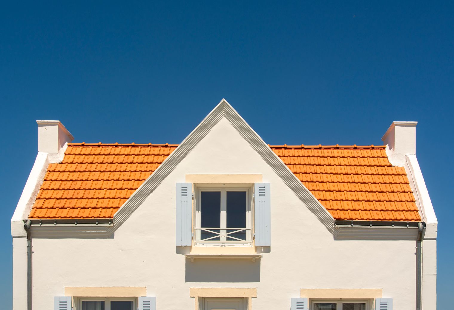 Staithes — professional movers carrying furniture on a house move