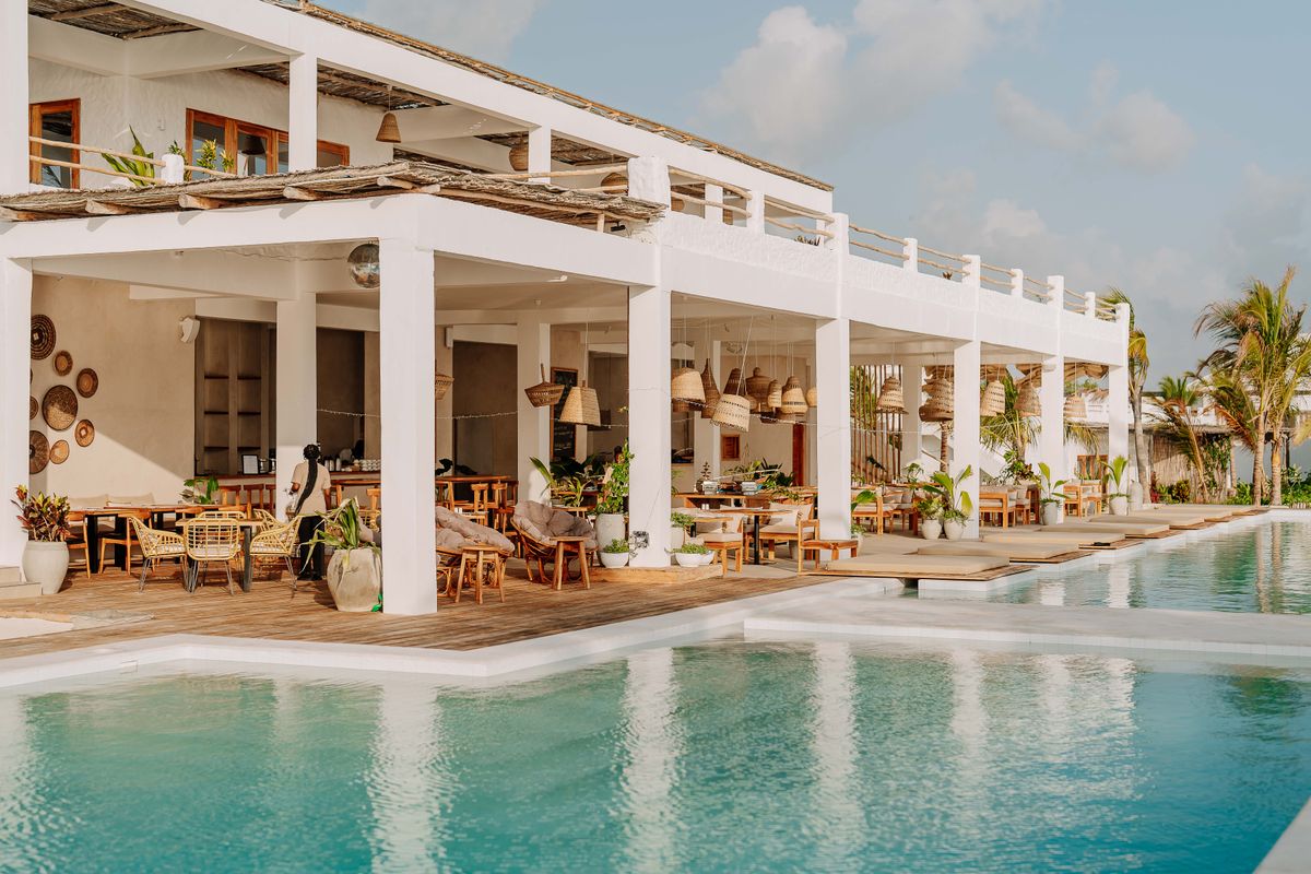 Unde te cazezi în Zanzibar - Jambiani - resort modern cu piscină lângă plajă
