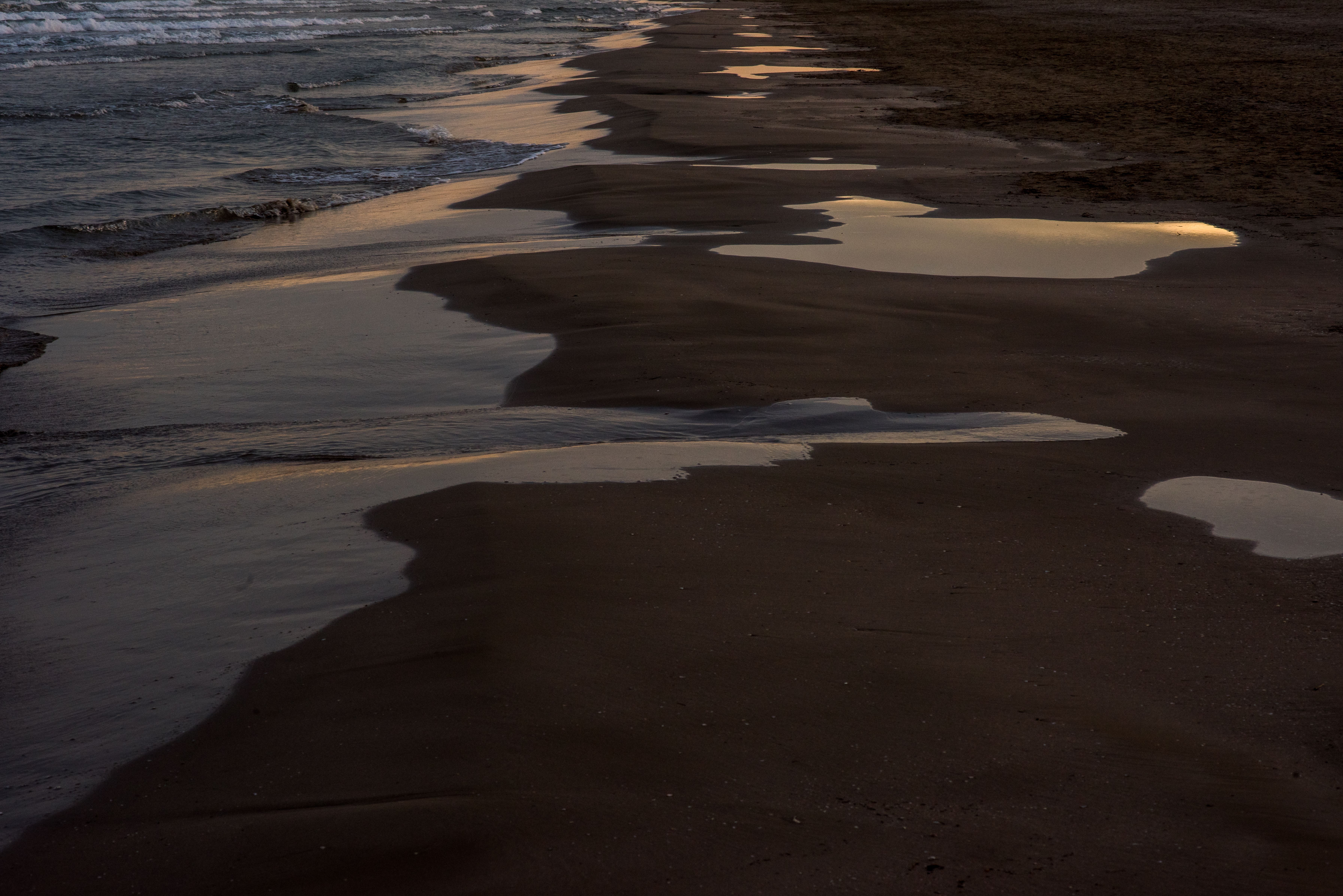 Serene Coastal Shoreline at Twilight · Free Stock Photo