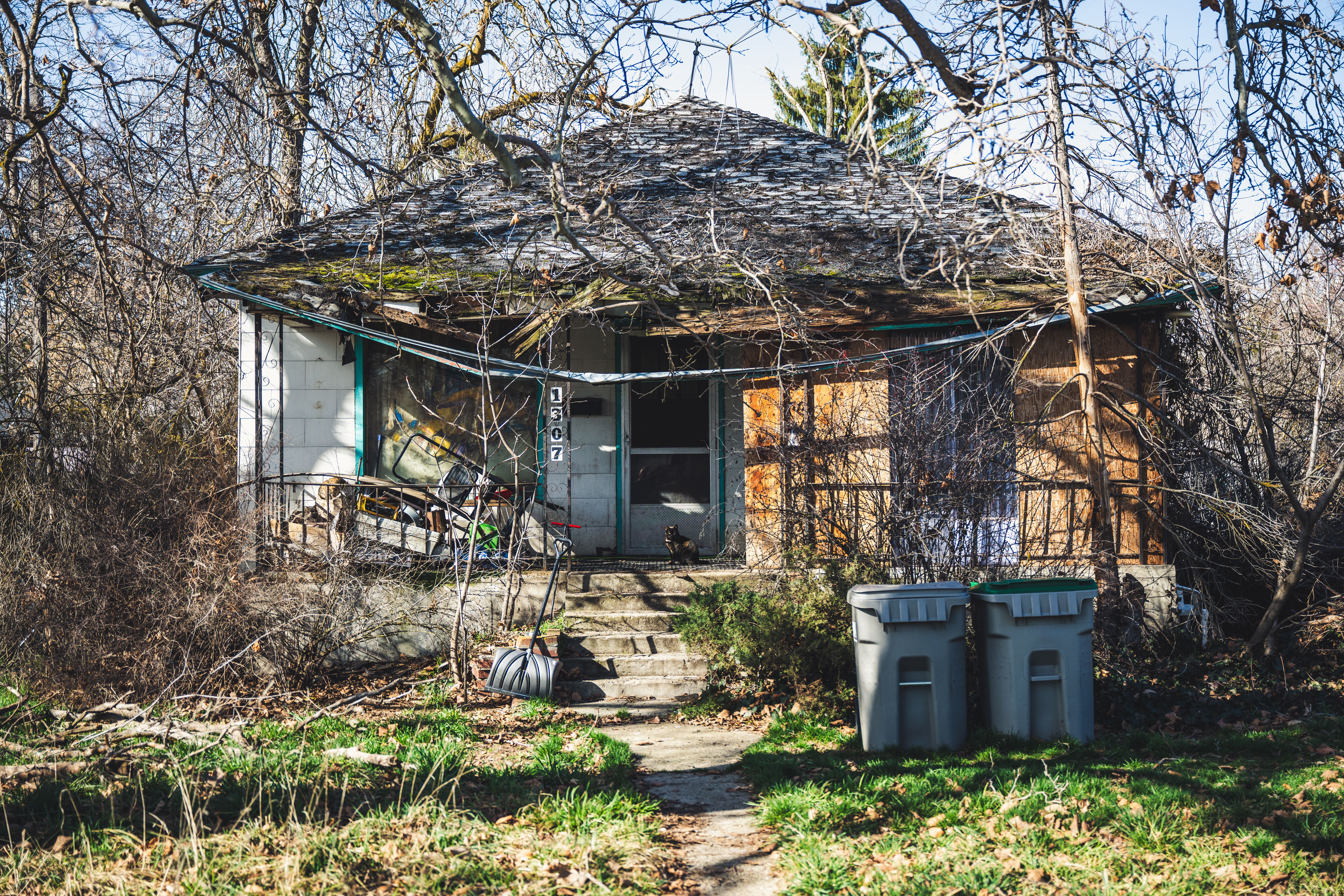 Abandoned House with Overgrown Vegetation in Boise · Free Stock Photo