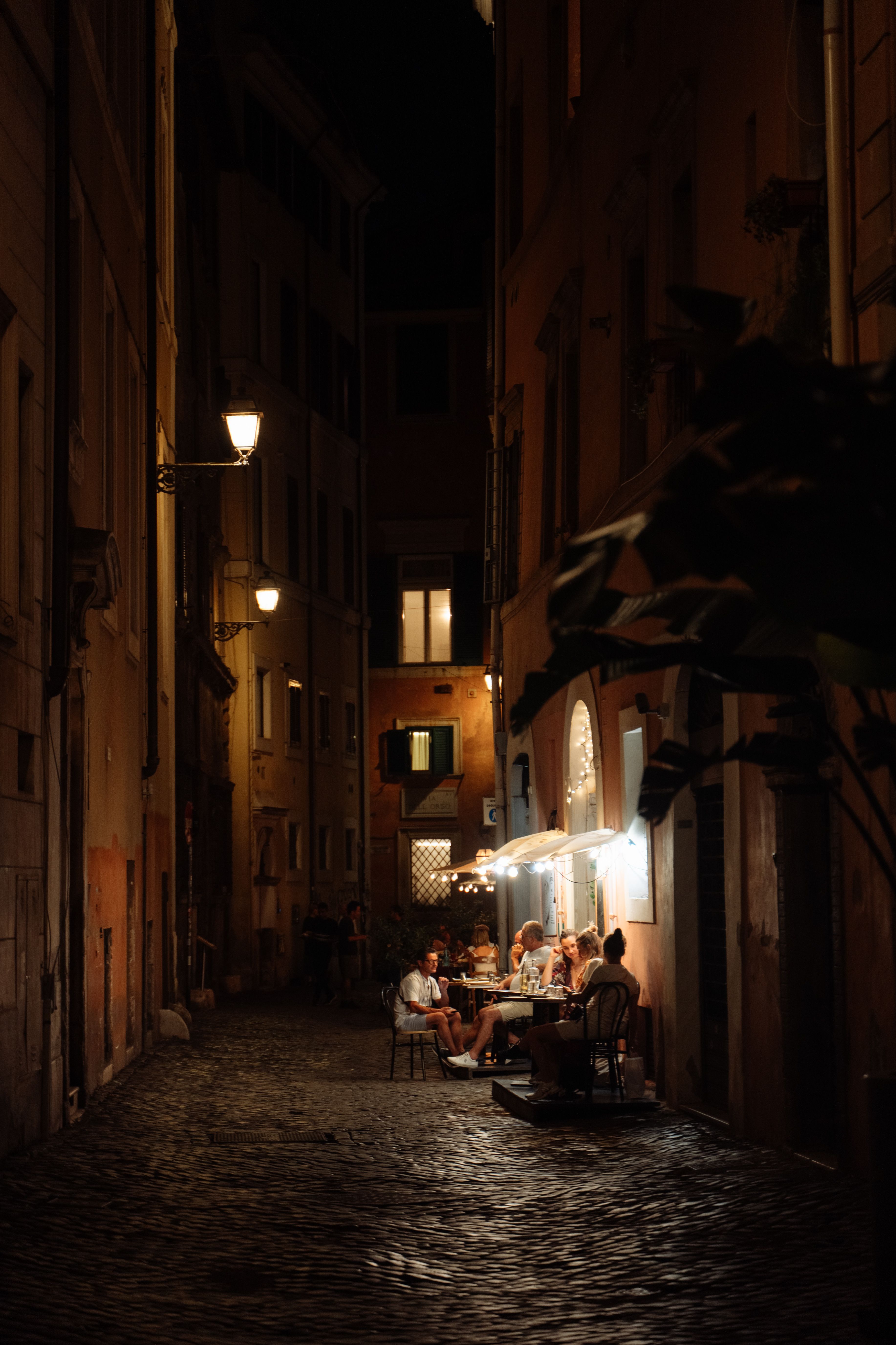 Charming Evening in Rome's Historic Alleyway · Free Stock Photo