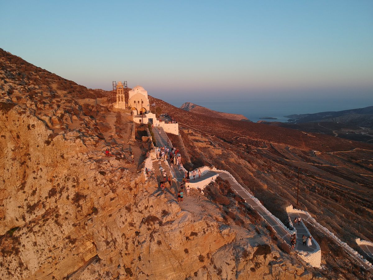 Manastire alba lipita de o faleza verticala, la apus