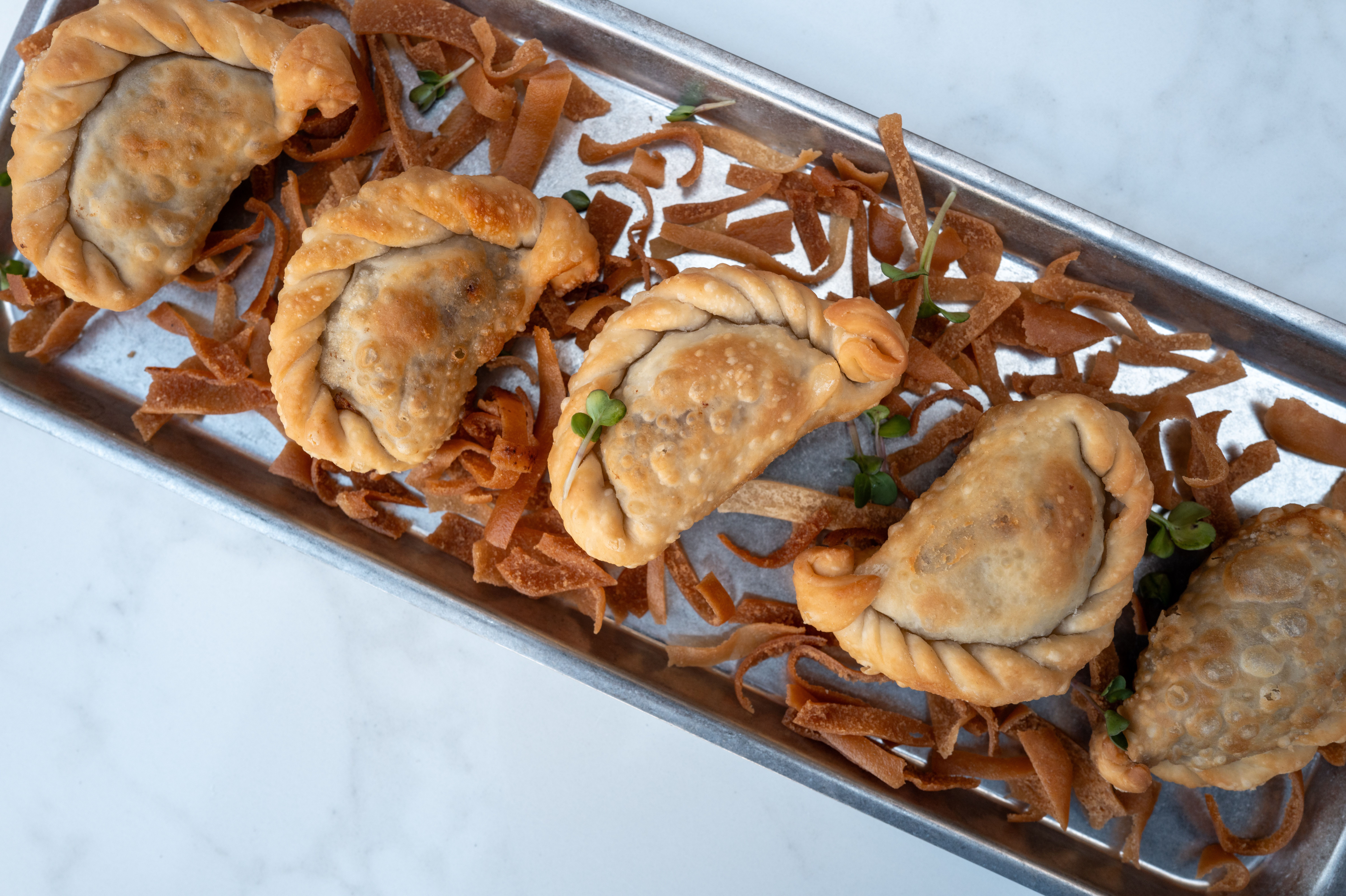 Gratuit Empanadas croustillantes et appétissantes servies sur un plateau, parfaites pour le goûter. Photos