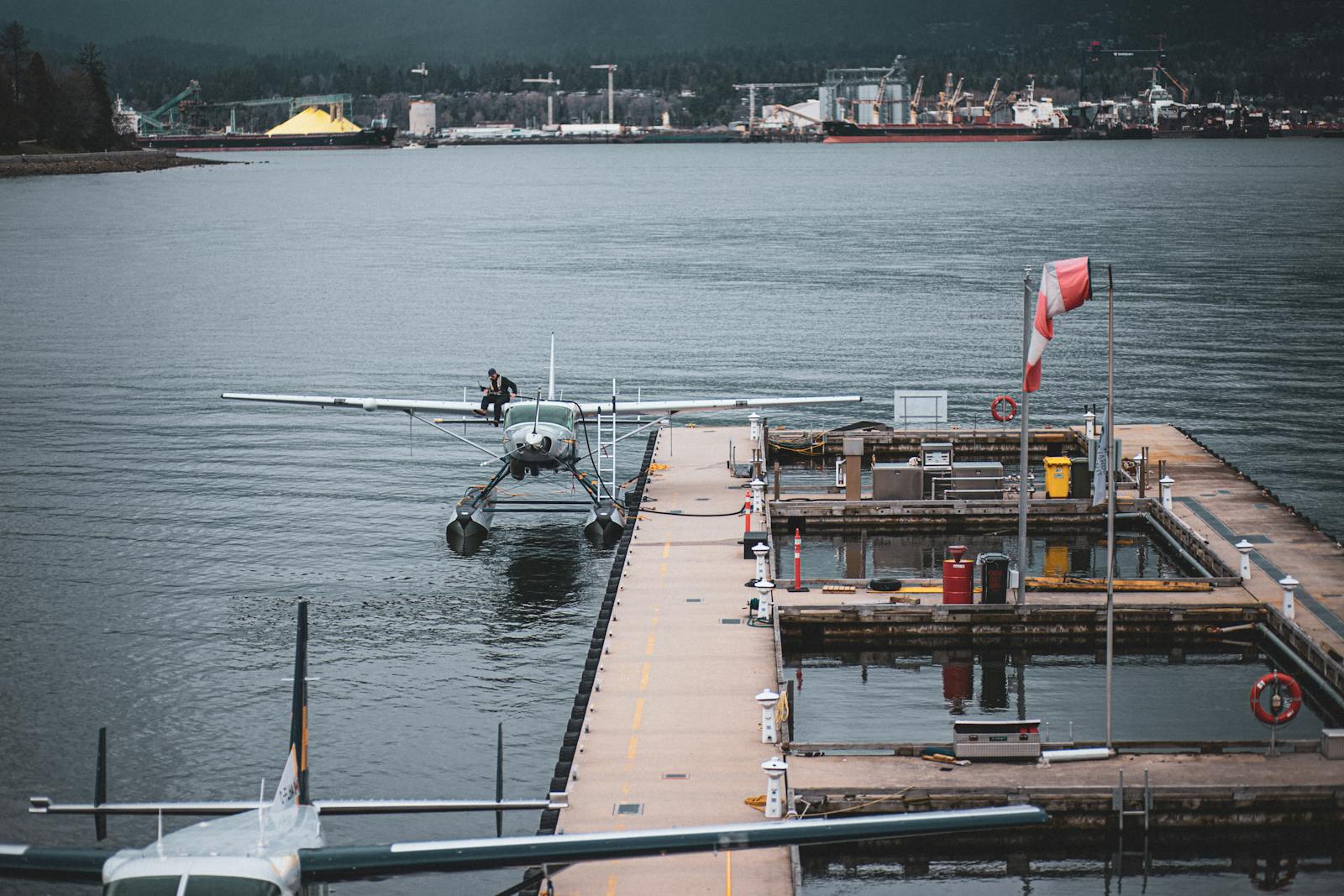Vue pittoresque d'un hydravion amarré dans le port de Vancouver avec la ville en arrière-plan.