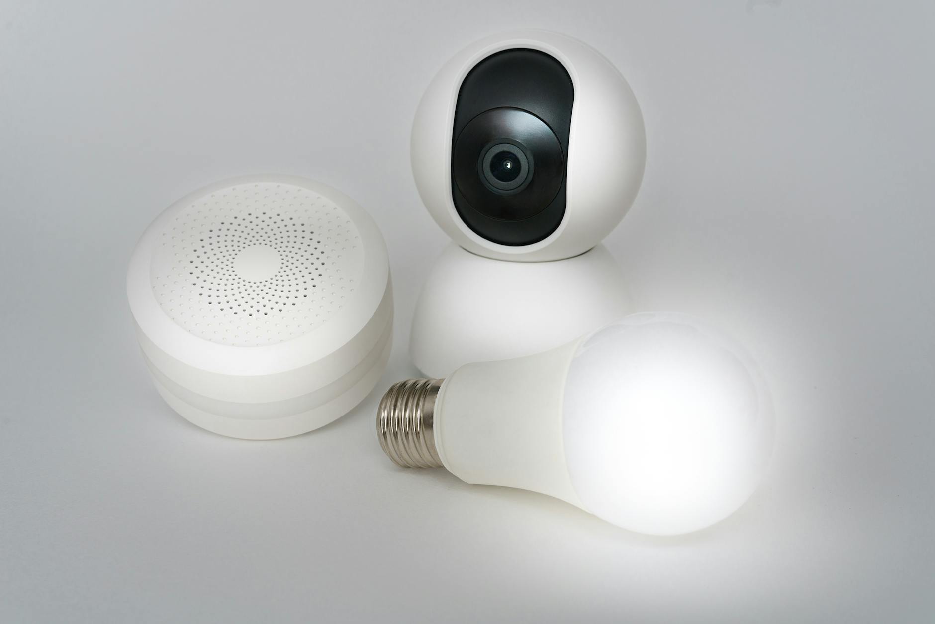 https://www.pexels.com/photo/smart-home-devices-camera-speaker-lightbulb-30169978/