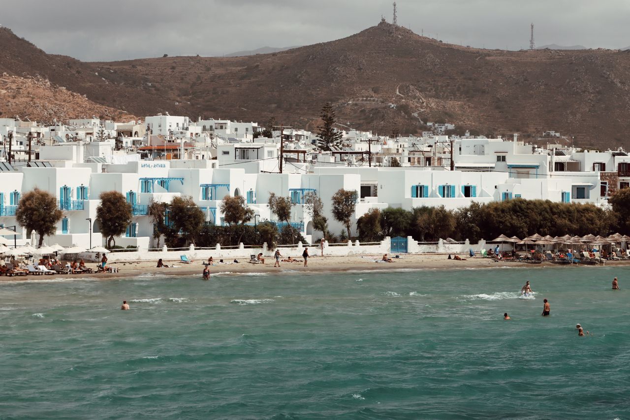 village côtier Naxos Grèce maisons blanches septembre
