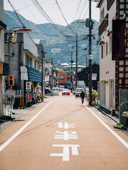 日本永川的传统街景，以其迷人的建筑和风景优美的山脉为特色