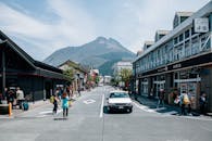 以购物和山地为背景的城镇街景充满活力，展现了城市生活