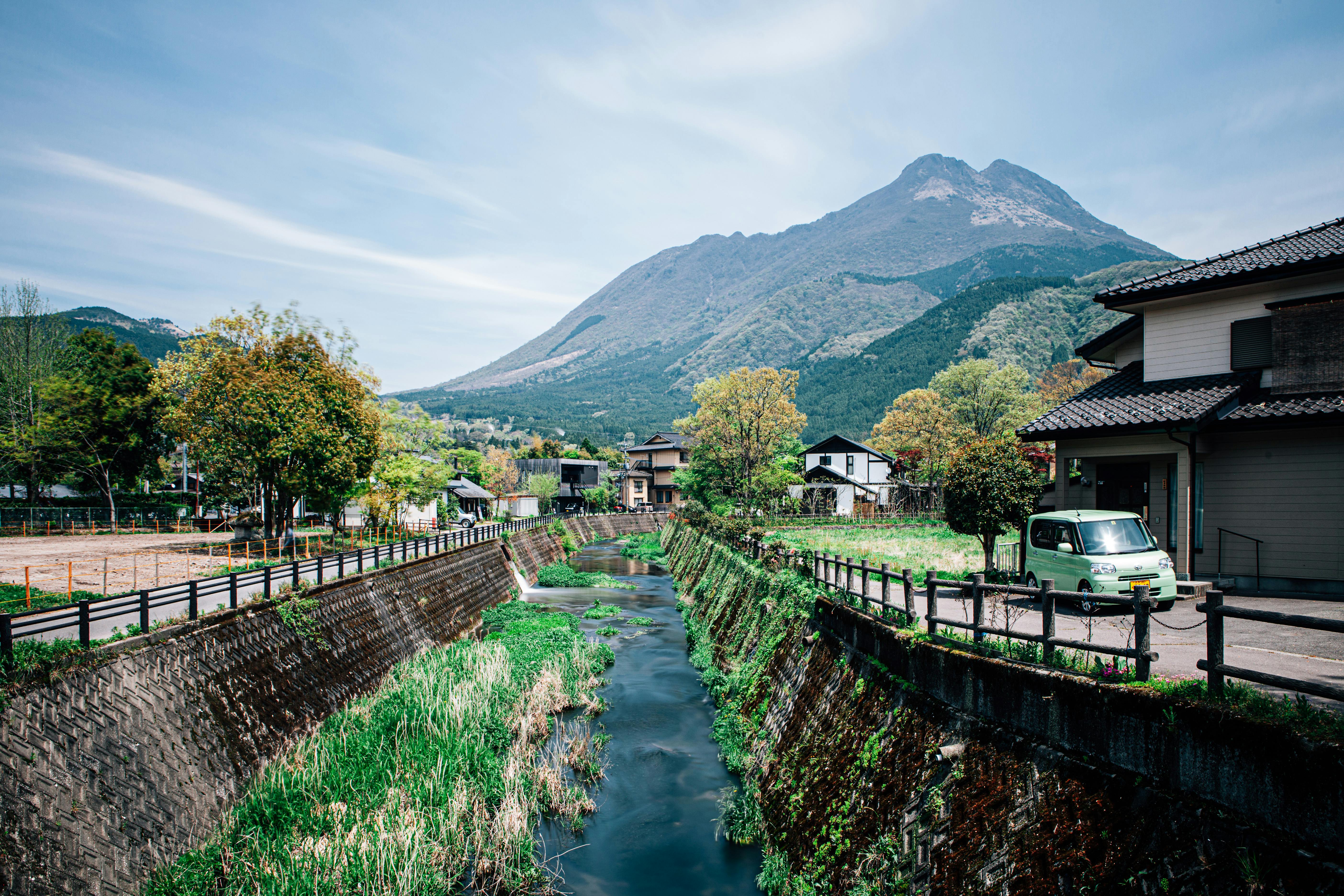 这个小山村风景优美，有运河、郁郁葱葱的绿化和传统房屋